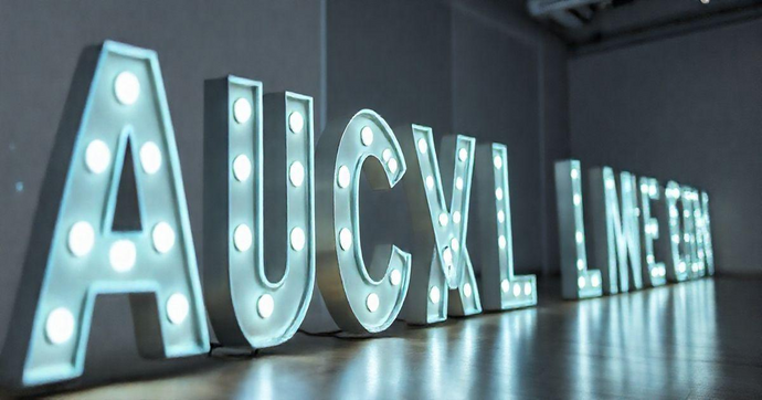 Letras de Acrílico com LED Transformam Seu Espaço em Estilo e Modernidade