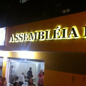 Fachada com letra caixa